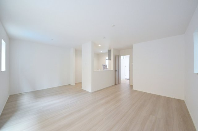 古市四丁目の収納|陽当たりが良く、窓の多いリビング空間。オープンタイプの対面式キッチンでリビングが隅まで見渡せます。キッチンにいながら小さなお子様にも目が届き安心です。