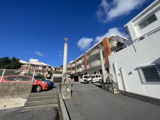 リヴィアンスエーゼットの駐車場