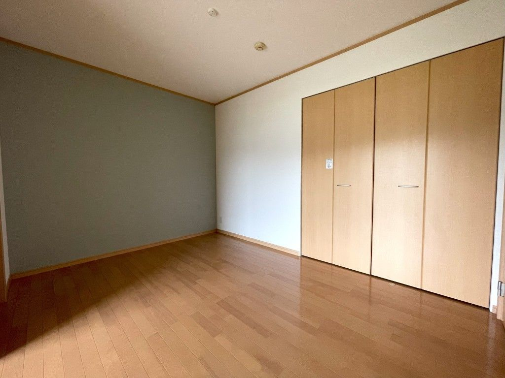 グランドアマレーVI番館の寝室|クローゼット付の洋室です☆