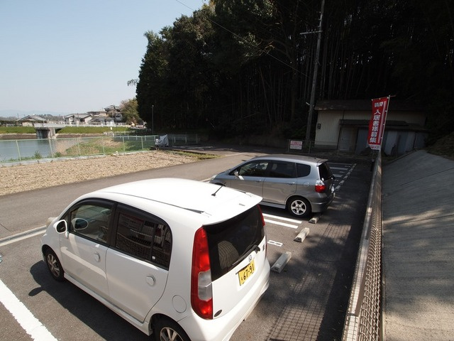 レイクサイドヴィラ王寺の駐車場