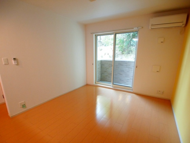 レイクサイドヴィラ王寺の居間・リビング