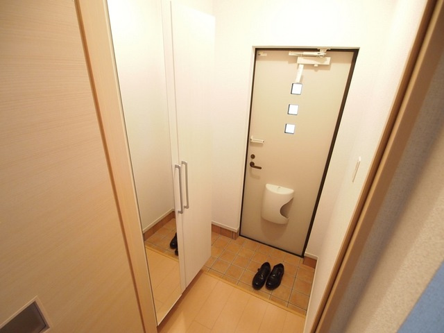 レイクサイドヴィラ王寺の玄関