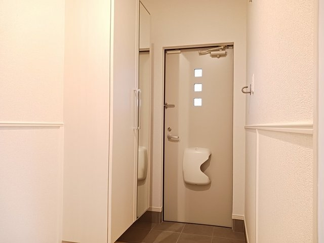 ベルフラワーＢの玄関|明るい玄関です
