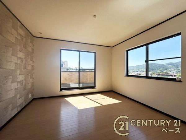 生駒市南山手台　一戸建の洋室|バルコニーに面した洋室となっております！