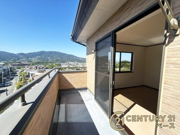 生駒市南山手台　一戸建のバルコニー|日当たりのよい広々とした南向きバルコニー！洗濯物もよく乾きます！