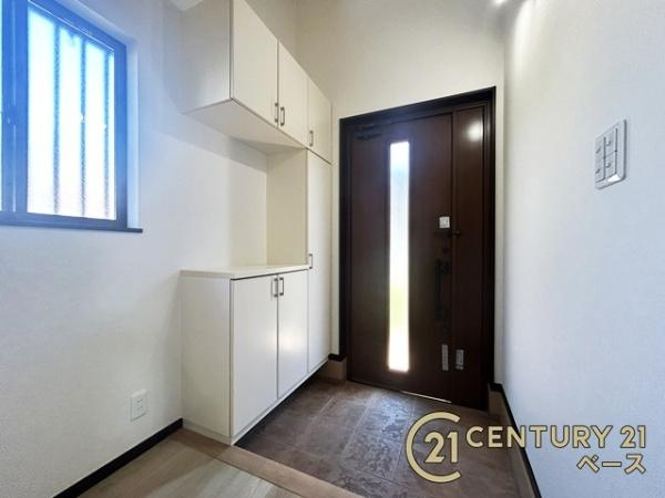 生駒市南山手台　一戸建の玄関|玄関には大容量シューズボックス完備！