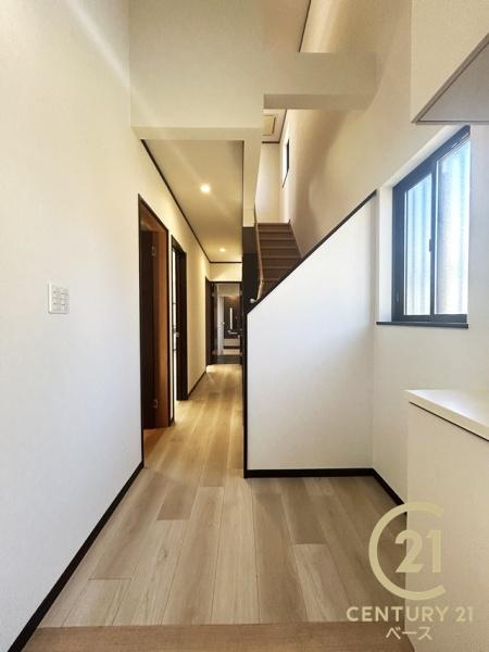 生駒市南山手台　一戸建の内装|こちらは１階廊下部分です！