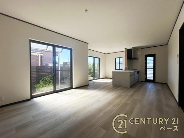 生駒市南山手台　一戸建の居間・リビング|ご家族でくつろいでいただける１８帖の広々としたリビング！