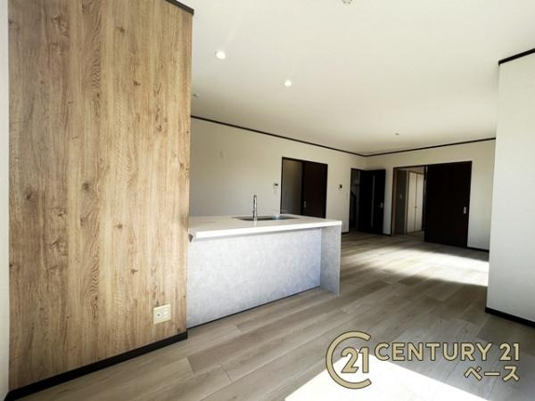 生駒市南山手台　一戸建の居間・リビング|大きな窓から緑と透き通る青空が感じられる解放的なリビングです！