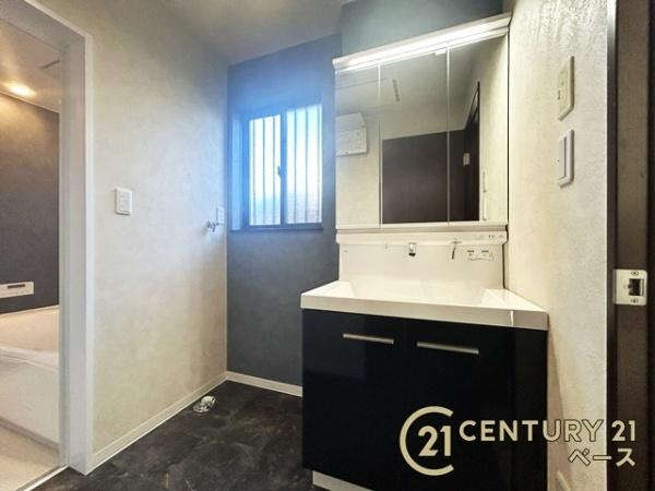 生駒市南山手台　一戸建の独立洗面台|三面鏡タイプのミラーキャビネット！収納スペースも豊富です！