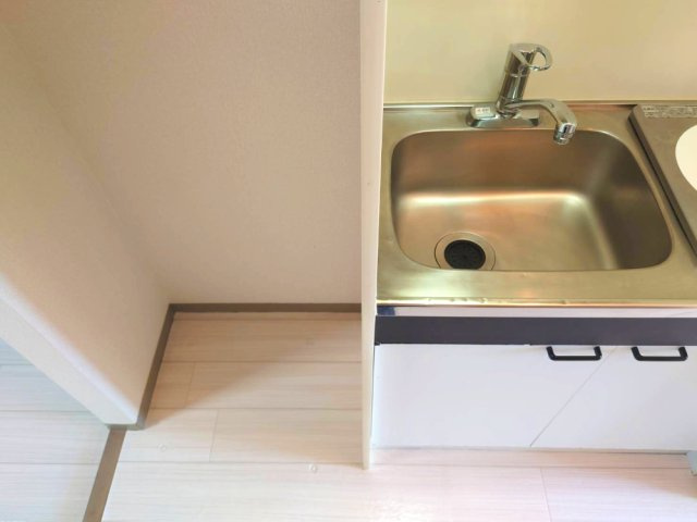 メゾンサンガのキッチン|キッチンの横に冷蔵庫置き場