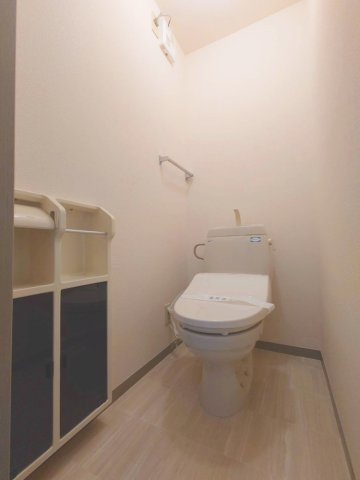 メゾンサンガのトイレ|ゆったりとした空間のトイレです