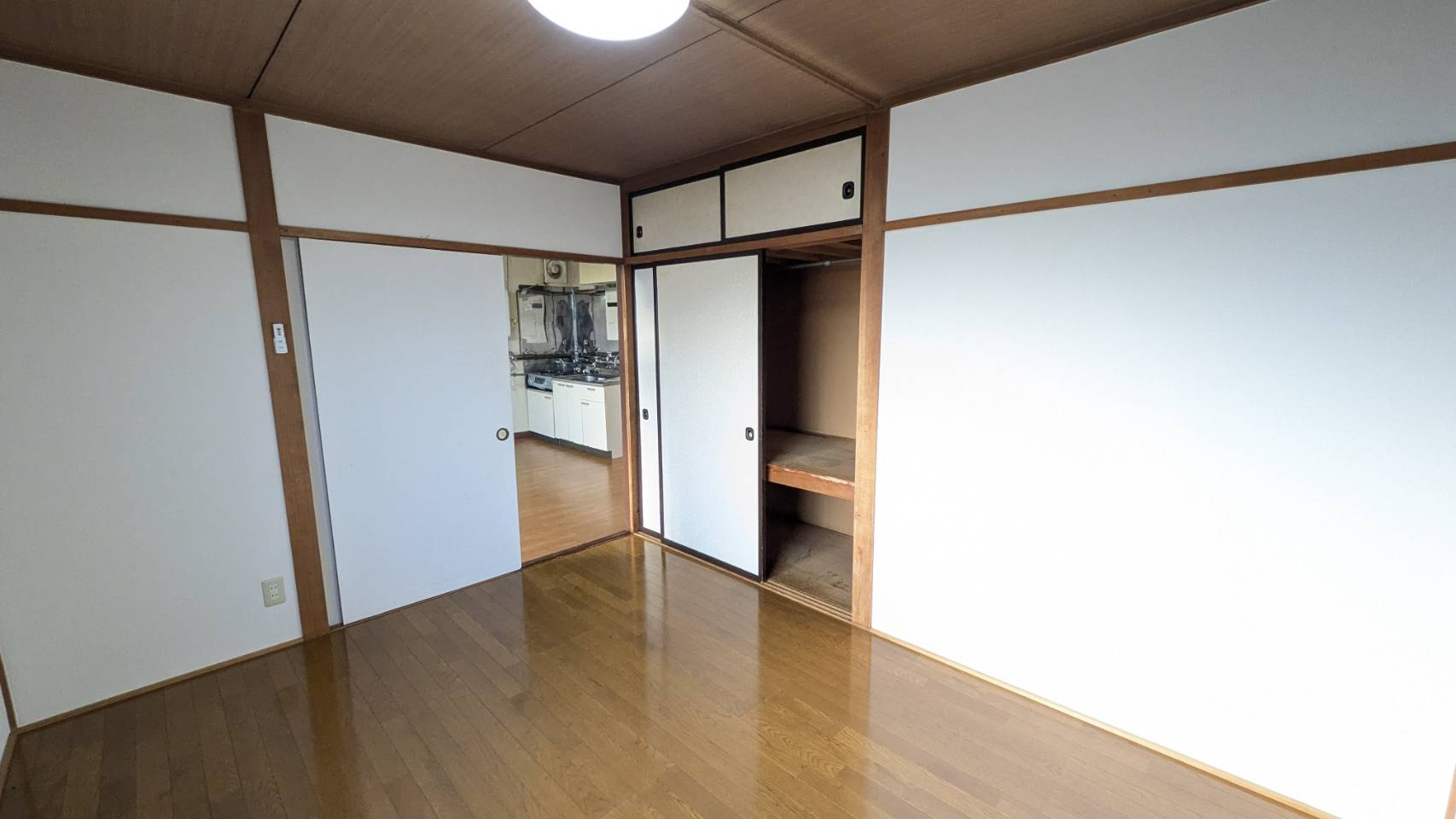 松本マンションの洋室