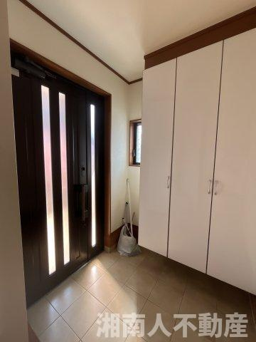 平塚市真田４丁目　中古戸建の玄関|収納もある玄関です