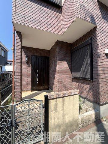 平塚市真田４丁目　中古戸建の玄関|明るい玄関です