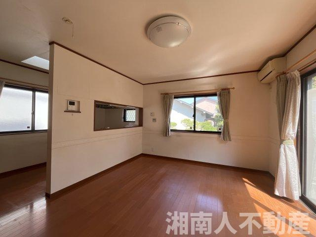 平塚市真田４丁目　中古戸建の居間・リビング|ゆったりとしたリビングです