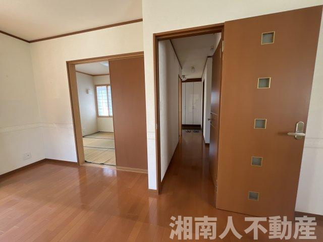 平塚市真田４丁目　中古戸建の居間・リビング|使いやすい居間です