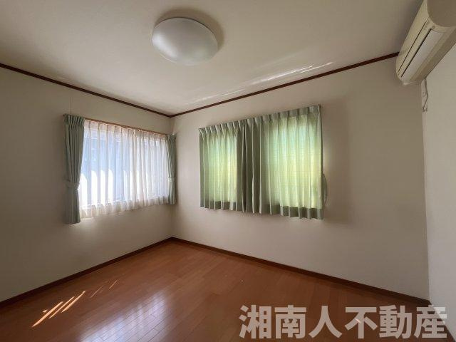 平塚市真田４丁目　中古戸建の洋室|落ち着いた色調の洋室です