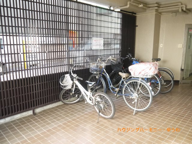 【駐輪場】 | 駒込マンション | 屋根付きの駐輪場となっていますので、雨の日でも大切な自転車が濡れずに済みます。