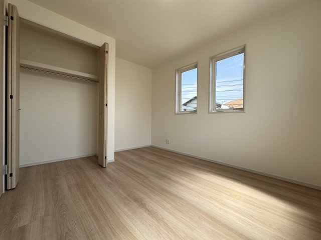旭区中白根２丁目戸建の洋室|LOW-Eペアガラスを採用しています。断熱性と遮音性に優れています。