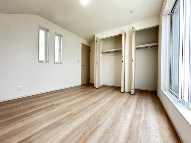 旭区中白根２丁目戸建の洋室|収納力たっぷりのお部屋は物が散らからずスッキリ広く使えます。