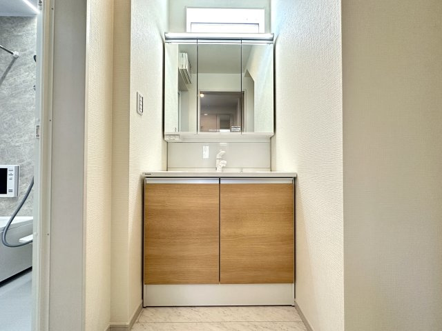 旭区中白根２丁目戸建の独立洗面台|白を基調とした洗面化粧台です。毎日使う場所だからこそシンプルに使いやすい物を採用しました。