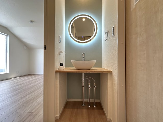 旭区中白根２丁目戸建の独立洗面台|2階にも洗面台があれば朝の忙しいタイミングで洗面所が渋滞する心配もありません。