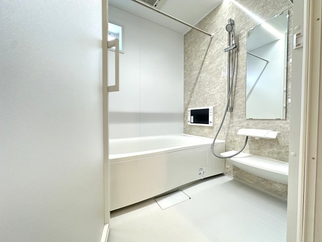 旭区中白根２丁目戸建の浴室|浴室乾燥はもちろんのことテレビ設備もありスタイリッシュな機能満載のお風呂です。