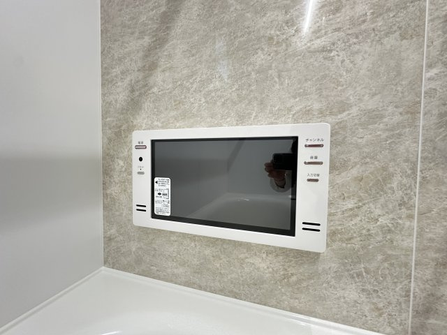 旭区中白根２丁目戸建の浴室|湯舟につかりながらテレビ視聴可能です。リッチな入浴タイムが過ごせます。