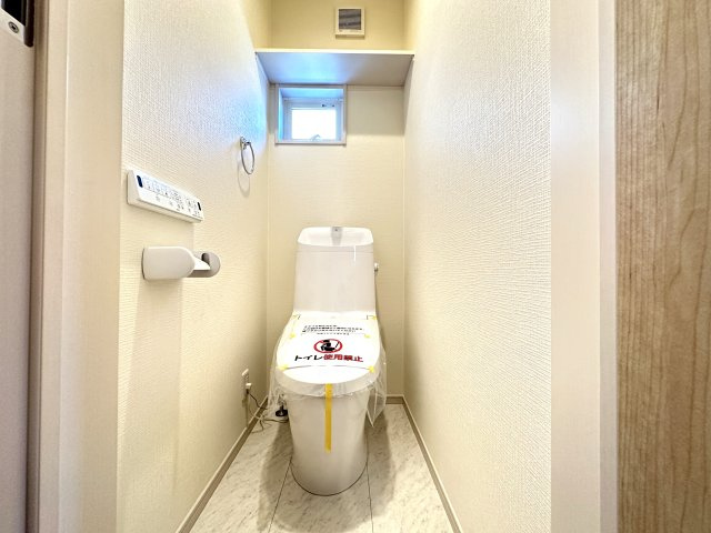 旭区中白根２丁目戸建のトイレ|温水洗浄便座のトイレ設備です！トイレ上部にはあると便利な吊戸棚を設置！