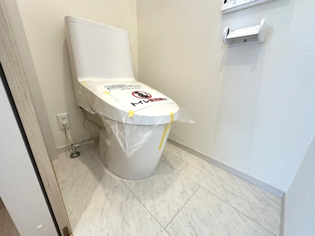 旭区中白根２丁目戸建のトイレ|暖房便座付きで寒い日ぽかぽか。お手入れがしやすいフチレス構造です。