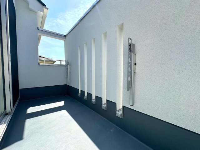 旭区中白根２丁目戸建のバルコニー|太陽がサンサンと入る工夫が嬉しいプライバシーに配慮したおしゃれなバルコニーです。