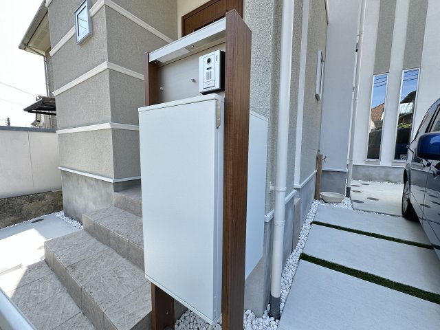 旭区中白根２丁目戸建の玄関|不在時にもあると大変便利な宅配ボックスを完備。