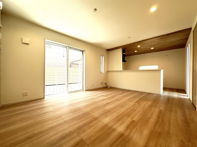 旭区中白根２丁目戸建の居間・リビング|晴れの日は照明はいらないくらい明るいリビング、木目調の暖かさと落ちつき感あるリビングです。