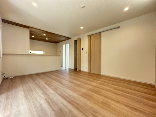 旭区中白根２丁目戸建の居間・リビング|皆が集まる場所、くつろいだり楽しい時を過ごしながらご家族の思い出を刻む大切なリビングルームになりそうですね。
