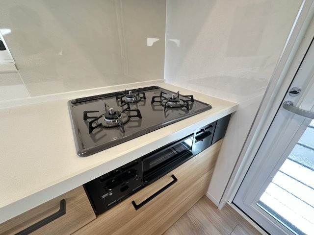 旭区中白根２丁目戸建のキッチン|三口キッチンはお料理のレパートリーが増えそうで楽しいキッチン時間になりそうです。