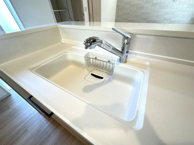 旭区中白根２丁目戸建のキッチン|人気の人工大理石調のシンク。ワークトップとの一体とお手入れにしやすさが魅力的です。