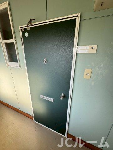 柏崎市大字安田のアパートの玄関