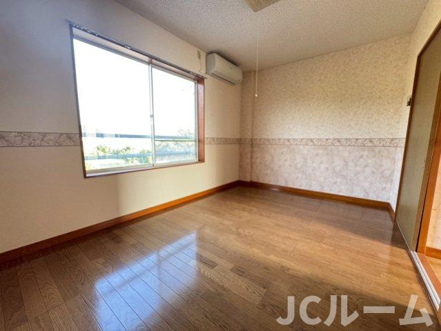 柏崎市大字安田のアパートの居間・リビング