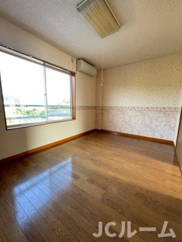 柏崎市大字安田のアパートの洋室