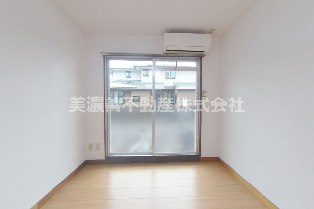 ６５８２６　岐阜市折立アパートの洋室