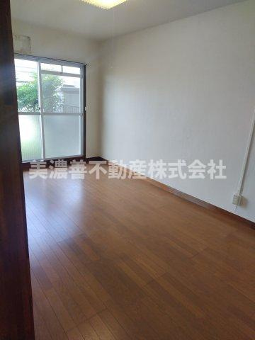 ６５８２６　岐阜市折立アパートの洋室