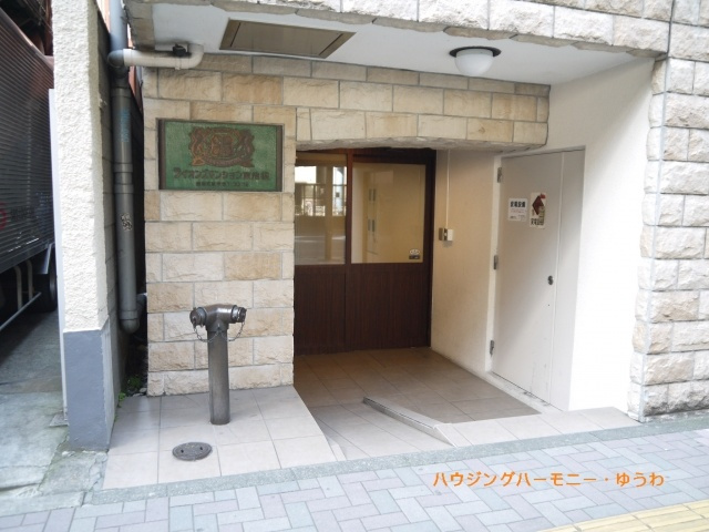 【エントランス】 | ライオンズマンション東池袋 | バリアフリー仕様の綺麗なエントランス。