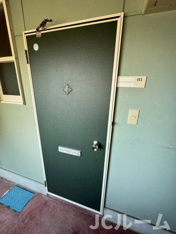 柏崎市大字安田のアパートの玄関