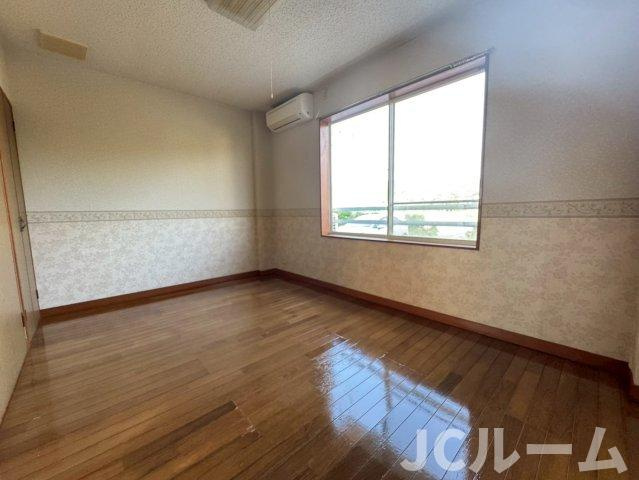 柏崎市大字安田のアパートの居間・リビング