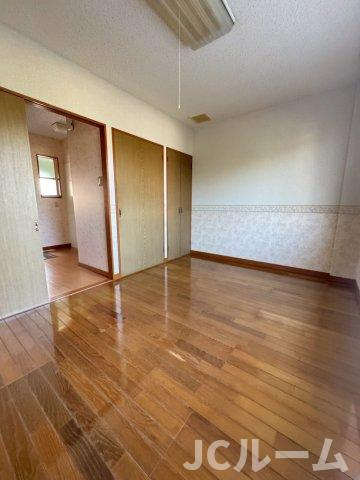 柏崎市大字安田のアパートの洋室