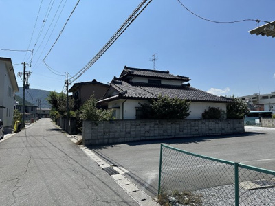 【前面道路含む現地写真】 | 塩尻市大門二番町 中古住宅 | 外観と前面道路