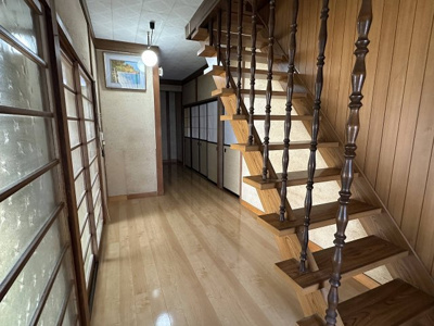 【玄関】 | 塩尻市大門二番町 中古住宅 | 玄関・階段