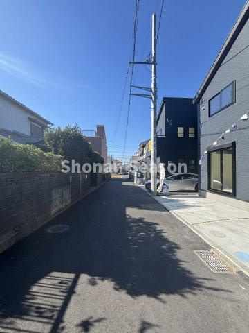 【前面道路含む現地写真】 | 南道路に面しているため、陽当たり良好で、明るいマイホーム生活が送れます◎