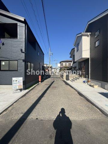 【前面道路含む現地写真】 | 小学校まで徒歩5分と通いやすく、子育て世帯にもおすすめの立地です！